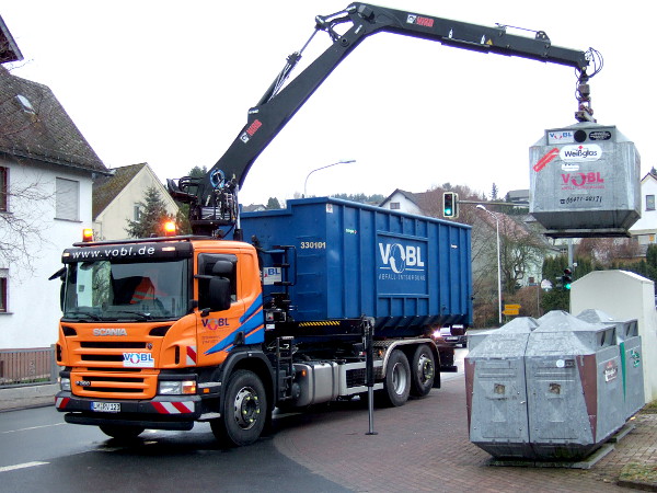 Vobl LKW mit Ladekran zur Container-Leerung